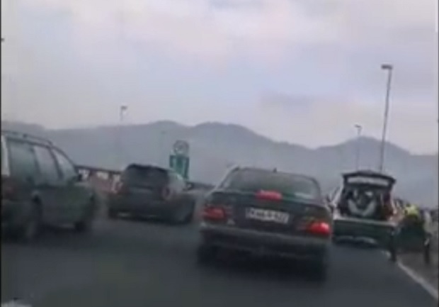 Видео који је запалио интернет: Босанци се санкају на ауто-путу, блокирали обе траке (ВИДЕО)